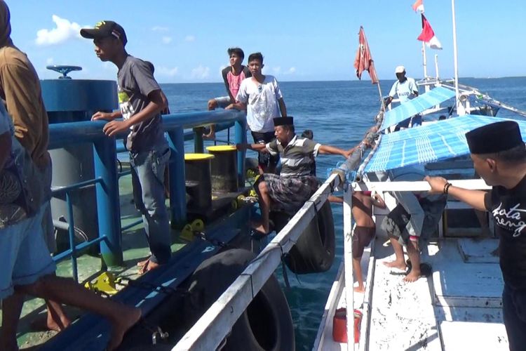 Puluhan nelayan tengah menyerbu kapal penambang pasir di Perairan Galesong, Kecamatan Galesong, Kabupaten Takalar, Sulawesi Selatan, Selasa (9/5/2017).(Kontributor Gowa, Abdul Haq)