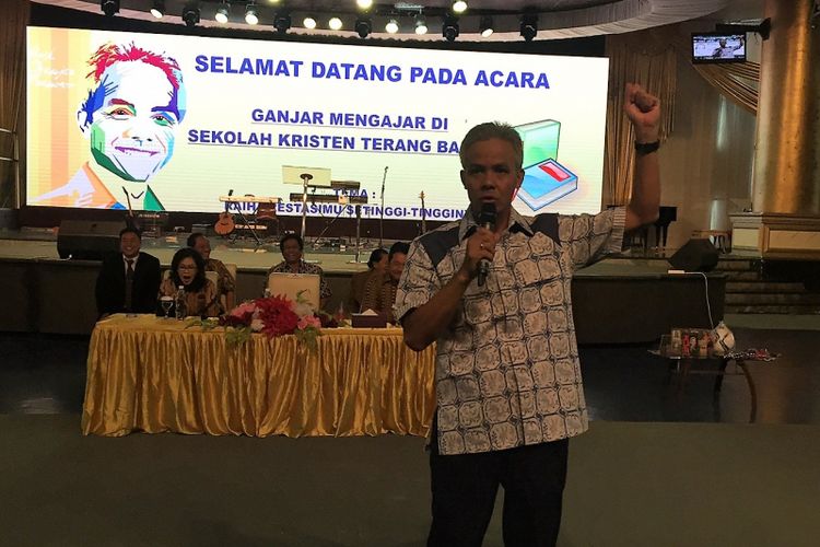 Gubernur Jawa Tengah Ganjar Pranowo berdialog dengan para pelajar Sekolah Kristen Terang Bangsa di Semarang dalam acara Gubernur Mengajar, Jumat (6/10/2017)