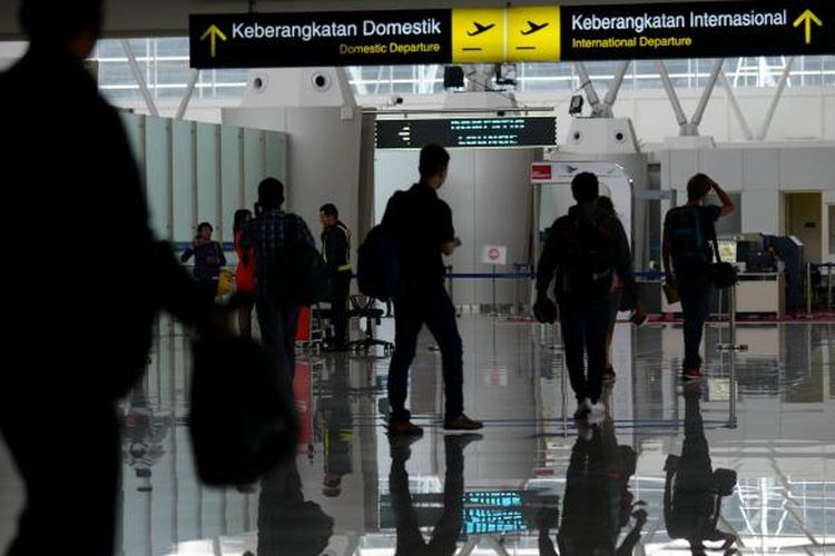 Calon penumpang memasuki ruang tunggu keberangkatan di Terminal 2 Bandara Juanda, Sidoarjo, Jawa Timur, Minggu (1/3/2015). 