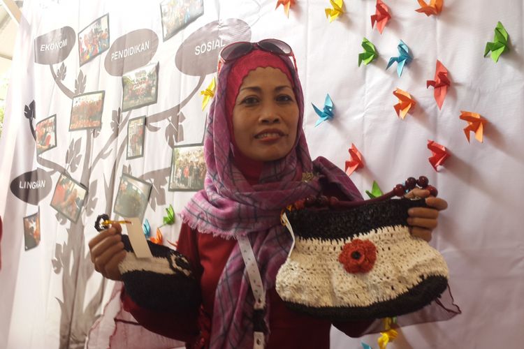 Arimami (49) saat memperlihatkan tas berbahan kresek bekas hasil rajutannya di PPK Sampoerna Expo 2017 di Taman Krida Budaya, Kota Malang, Minggu (15/10/2017) 
