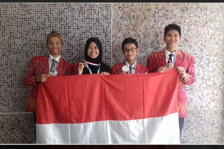 Siswa Indonesia peserta 11th IESO 2017 di Perancis: (kiri ke kanan) Rifky Andika, Alse Nabillah, Fransiskus L. Santoso, Fadly M. Aulia.