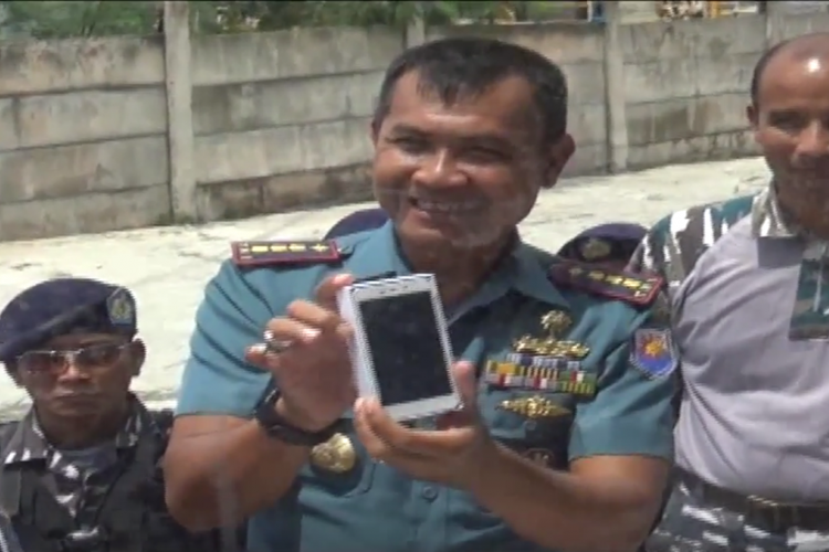 Komandan Pangkalan Laut Batam Kolonel Ivong Wicaksono Wibowo, memegang smartphone Xiaomi selundupan di Labun, Batam, Selasa (7/11/2017).