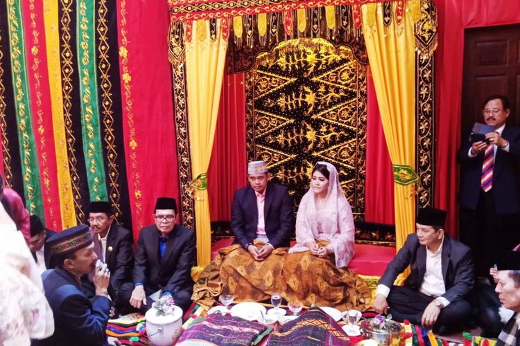 Mangalehan Marga atau pemberian marga kepada Kahiyang, resmilah dia menjadi boru Siregar, Selasa (21/11/2017).