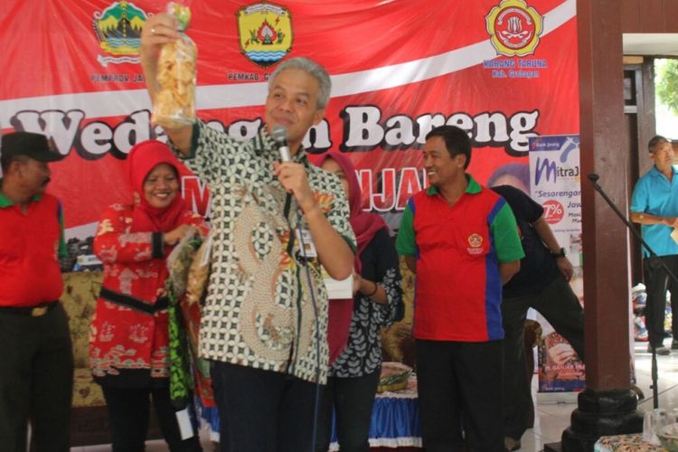 Gubernur Jateng Ganjar Pranowo mempromosikan produk UMKM saat mengisi acara di Grobogan, belum lama ini. Ganjar selalu memanfaatkan media sosialnya untuk promosi produk unggulan Jateng.