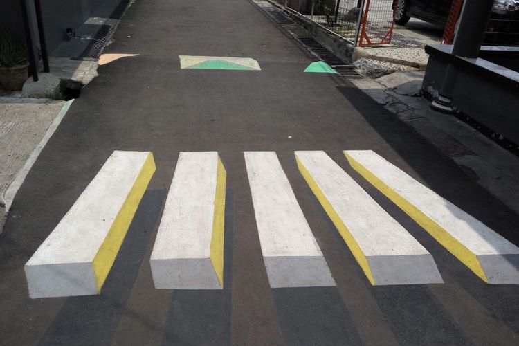 Lukisan tiga dimensi di Jalan Danau Tondano Raya, Depok(Kompas.com/Akhdi Martin Pratama)