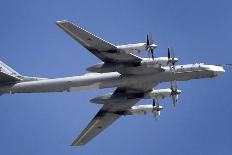 Pesawat pengebom Tupolev 95 milik Rusia yang diikutkan dalam latihan gabungan di Indonesia.