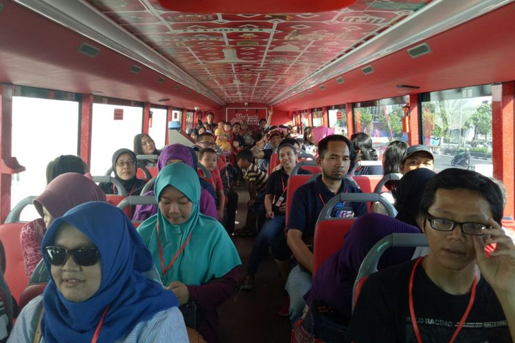 Suasana wisatawan yang memenuhi bus tingkat wisata Semarang di lantai atas, Jumat (6/9/2017) bus ini mengantarkan 70 orang sekaligus dalam satu kali trip.