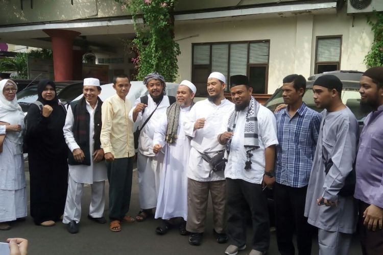 Aksi dukungan presidium 212 untuk Hary Tanoe di gedung Komnas HAM, Jumat (14/7/2017). (istimewa)(Kompas.com/Sherly Puspita)