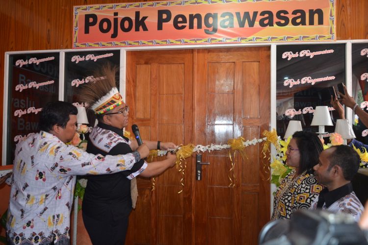Komisioner Bawaslu RI, Frits Siregar meresmikan gedung pojok pengawasan Bawaslu Papua di Jalan Berdikari No 2 Gedung Sarina, Kota Jayapura, Papua, Selasa (11/12/2017).