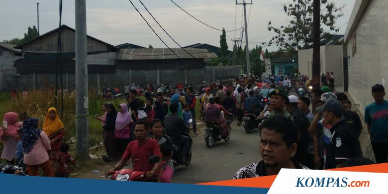 Pabrik Mercon Kosambi Diberi Karangan Bunga dan Jadi Tontonan Warga