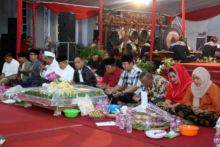 Wali Kota Semarang Hendrar Prihadi berdoa bersama warga Kota Semarang dalam acara Kembul Bujono di Kota Semarang saat memperingati malam 1 Muharam atau 1 Syura, dalam tradisi Jawa.