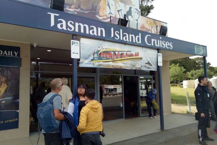 Para wisatawan berkumpul di kantor Tasman Island Cruises, Port Arthur, Tasmania menunggu pemberangkatan tur mengitari Semenanjung Tasman.