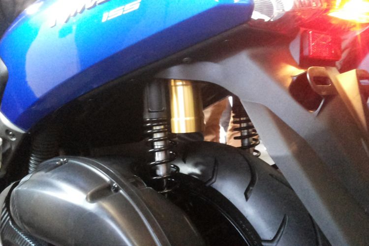 Shock absorber model terbaru pada New NMAX yang diperkenalkan di Sirkuti Karting Sentul, Bogor, Sabtu (9/12/2017).(KompasOtomotif/Alsadad Rudi)