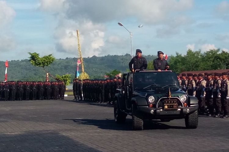 Kapolri Jenderal Pol Tito Karnavian saat melakukan inspeksi pasukan pada HUT Brimob Polri yang berlangsung di Lapangan Upacara Polda Maluku di kawasan Tantui, Ambon, Selasa (14/11/2017).