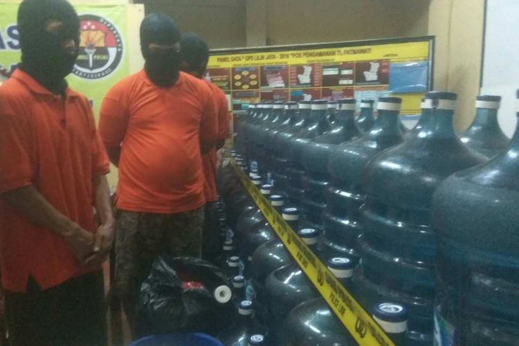 Komplotan pemalsu Aqua galon di Mapolsek Cilandak, Rabu (23/8/2017).
