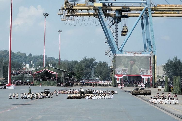Cucu Panglima Besar Jenderal Sudirman, Danang Priambodo Sudirman, tampil dalam pagelaran drama kolosal saat upacara HUT ke-72 TNI di Dermaga PT Indah Kiat, Cilegon, Banten, Kamis (5/10/2017).
