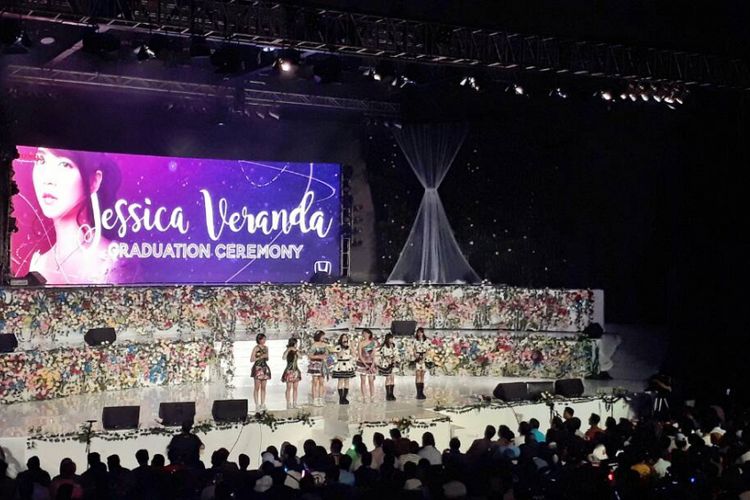 Beberapa member JKT48 mengungkapkan kesan-kesannya untuk Jessica Veranda di acara upacara kelulusannya di Balai Sarbini, Plaza Semanggi, Jakarta Selatan, Sabtu (22/4/2017)./