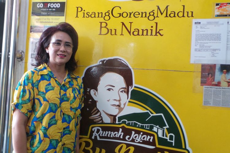 Nanik Soelistiawati, pemilik usaha Pisang Goreng Madu Bu Nanik, saat diabadikan Kompas.com di tokonya di kawasan Tanjung Duren, Jakarta Barat. 