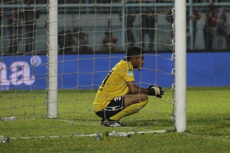 Kiper Semen Padang, Rendy Oscario, tampak kecewa gawangnya kembali dijebol para pemain Arema FC di Stadion Kanjuruhan, Kabupaten Malang, Sabtu (4/11/2017).(BolaSport.com/Suci Rahayu)