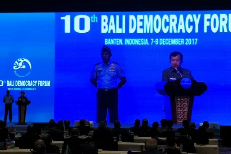 Wakil Presiden Jusuf Kalla membuka penyelenggaraan Bali Democracy Forum (BDF) ke-10 di Serpong, Tangerang, Banten. Kegiatan tersebut berlangsung pada 7-8 Desember 2017 di Indonesia Convention Exhibition (ICE), BSD City, Serpong, Tangerang, Banten, Kamis (7/12/2017).