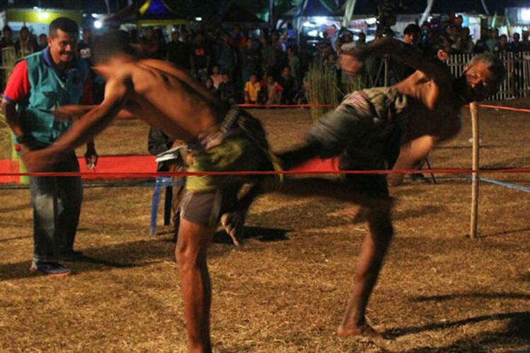 Dua orang warga sedang beradu tendangan dalam lomba Manatika yang digelar di Lapangan Oemanu, Kota Kefamenanu, Timor Tengah Utara (TTU), Nusa Tenggara Timur (NTT), Minggu (17/9/2017).