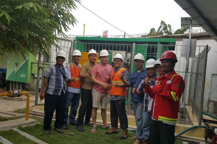 Pemilik Pabrik Sohun Nusantara Top, Ramlan (bercelana pendek), bersama tim sales PGN area Cirebon