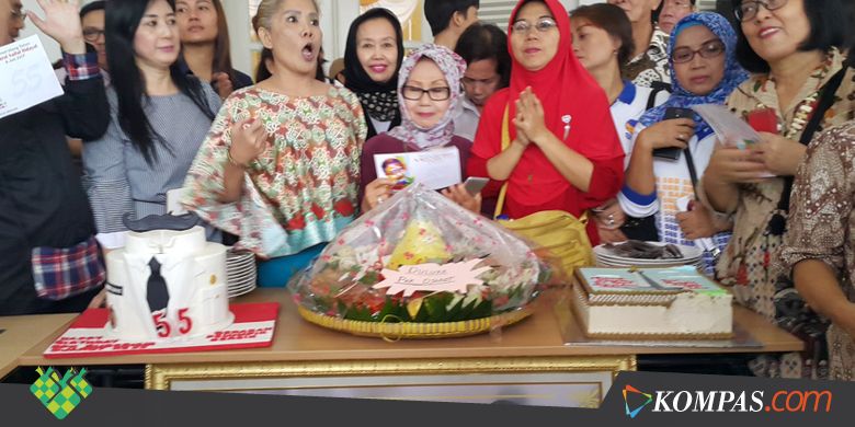 Djarot Ultah, Pendukung Beri Kue Berbentuk Monas dan Menara Eiffel