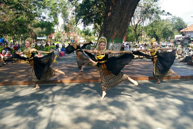 Penari dari Kota Kediri, Jawa Timur, berlatih sebelum berangkat ke Australia.