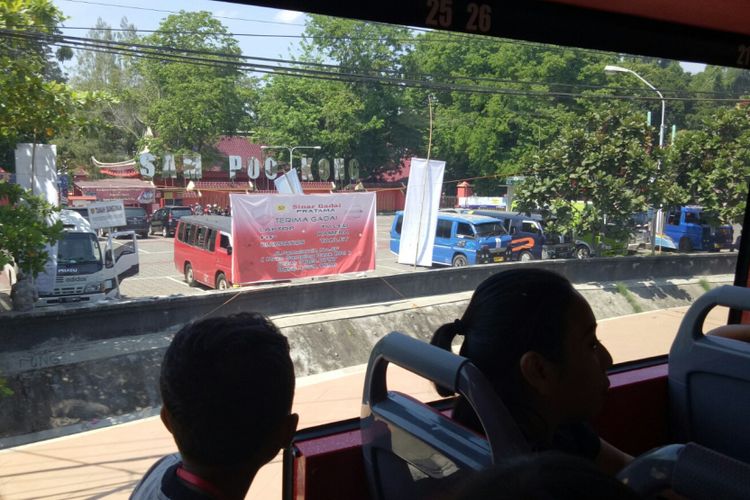 Bus tingkat wisata kota semarang melewati destinasi wisata Sam Poo Kong, Jumat (6/9/2017). Bus double decker wisata Semarang beroperasi setiap hari Selasa-Minggu, dari Museum Mandala Bhakti ke destinasi-destinasi wisata favorit Semarang, salah satunya Kota Lama dan Sam Poo Kong.
