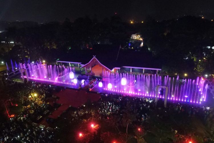  Pemerintah Kabupaten Purwakarta kembali membangun destinasi wisata air mancur menari yang terletak di alun-alun Kabupaten Purwakarta. Keindahan pencahayaan air mancur pada malam hari dilengkapi dengan backsound dari kelompok musik Emka 9.