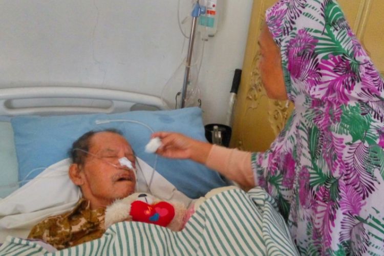 Hamsad Rangkuti terbaring lemah dan dirawat oleh istrinya, Nur Windasari, di rumahnya di Jalan Swadaya VIII, Beji, Depok, Jumat (8/9/2017). Hamsad yang kini berusia 74 tahun itu mengalami berbagai penyakit yang kompleks.