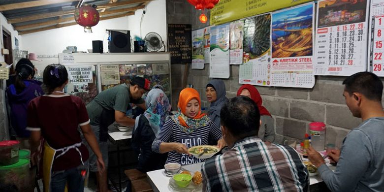 Suasana di Warung Wedang Kacang Kebon, Kota Magelang, Jawa Tengah.