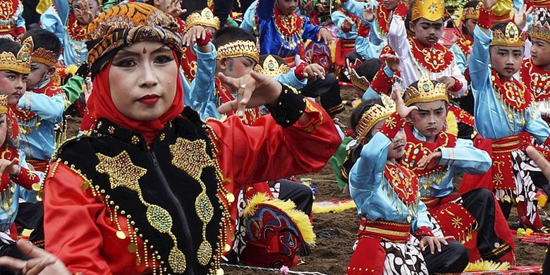 Lebih dari 300 murid dan 50 guru pendidikan anak usia dini menari Turangga Yaksa untuk memeriahkan Prigi Fest 2017 di Pantai Prigi, Trenggalek, Jawa Timur, Minggu (26/3/2017). Festival tahunan yang digagas dan diwujudkan oleh warga Prigi ini sudah berjalan sejak 2015 dengan tujuan memopulerkan Pantai Prigi dan pesisir Trenggalek.