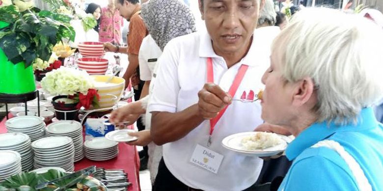 Ratusan Turis Kapal Pesiar Cicipi Lumpia, Ini Komentarnya… Ratusan Turis Kapal Pesiar Cicipi Lumpia, Ini Komentarnya…