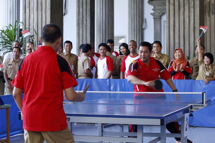  Wali Kota Semarang bermain tenis meja dalam perlombaan menyambut HUT kemerdekaan Republik Indonesia 