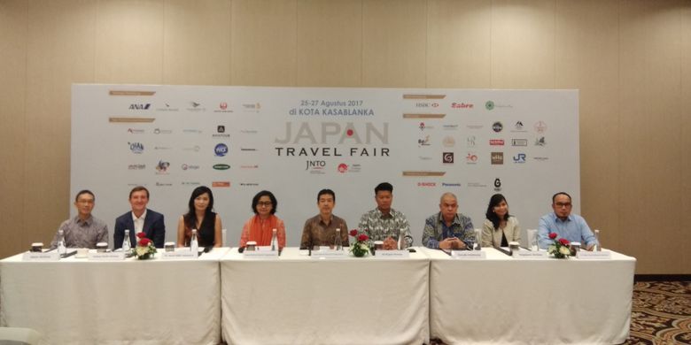 Perwakilan Japan National Tourism Organization, rekan maskapai, Bank HSBC dalam jumpa pers Japan Travel Fair 2017 di Jakarta, Kamis (24/8/2017).