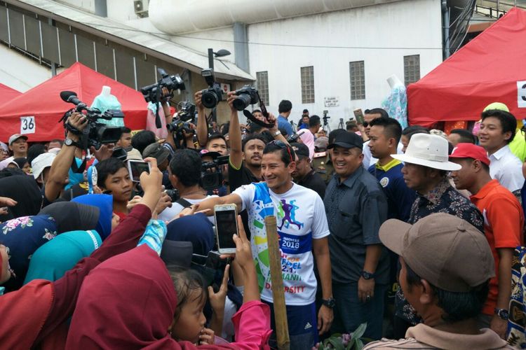 Wakil Gubernur DKI Jakarta Sandiaga Uno mengunjungi pasar Tanah Abang, Selasa (26/12/2017). 