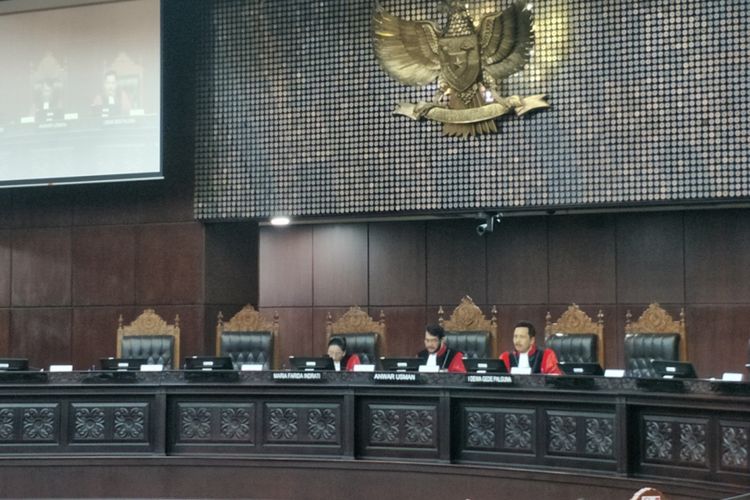 Hakim MK Anwar Usman, didampingi dua anggota majelis, hakim I Dewa Gede Palguna dan Maria Farida saat memimpin sidang uji materi UU ormas dengan agenda pemeriksaan pendahuluan di gedung MK, Jakarta Pusat, Senin (27/11/2017).