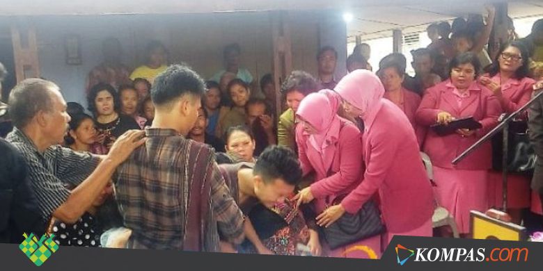 Warga Histeris Sambut Jenazah Polisi Korban Penyerangan di Polda Sumut