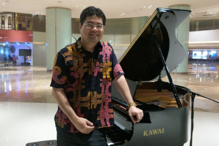Pianis Ananda Sukarlan usai menghadiri jumpa pers konser Pavarotti Forever di Ciputra Artpreneur, Jakarta Selatan, Selasa (7/11/2017).(KOMPAS.com/ANDI MUTTYA KETENG)