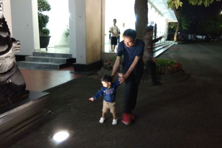 Presiden RI Joko Widodo bermain bersama cucunya, Jan Ethes Srinarendra di Gedung Agung Yogyakarta, Minggu (31/12/2017).