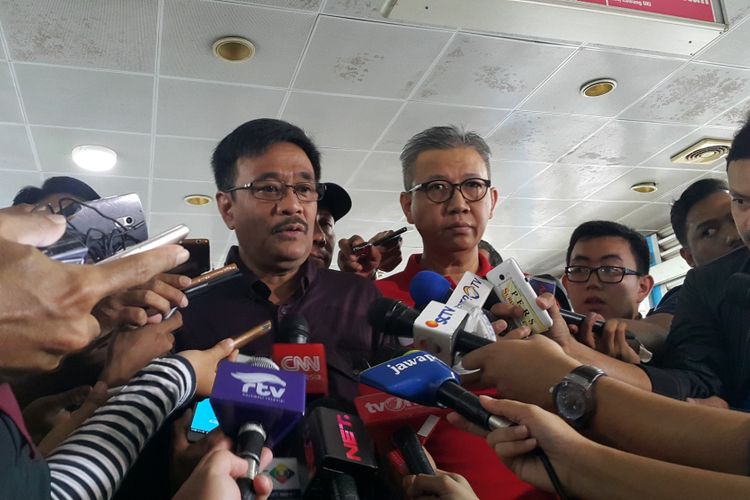 Pelaksana Tugas (Plt) Gubernur DKI Jakarta Djarot Saiful Hidayat (kiri) dan Direktur Utama PT Transjakarta Budi Kaliwono (kanan) di Halte Transjakarta Kampung Melayu, Jakarta Timur, Minggu (28/5/2017).