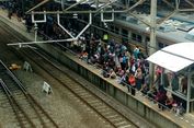 KRL Anjlok, Penumpang Tertahan di Stasiun Tanah Abang
