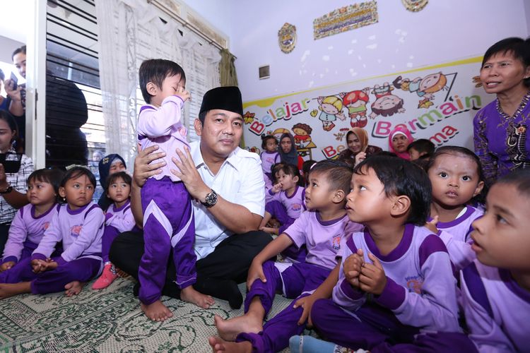 Wali Kota Semarang Hendrar Prihadi melepas Kelompok Bermain kelulusan ke-16 PAUD Kasih Ibu di Randusari, Semarang Tengah, Jumat (9/6/2017).

