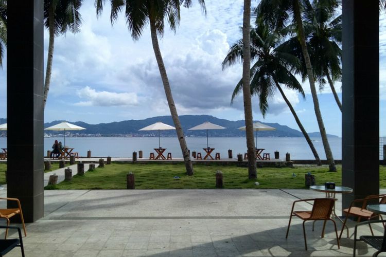 Pemandangan Teluk Ambon dari Resto Wai Lela, di Jalan IR M. Putuhena, Ambon.