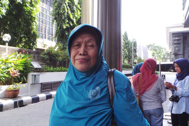 Ummi Suminah, calon jemaah korban penipuan First Travel, saat ditemui di Bareskrim Mabes Polri. (KOMPAS.com/KURNIA SARI AZIZA).