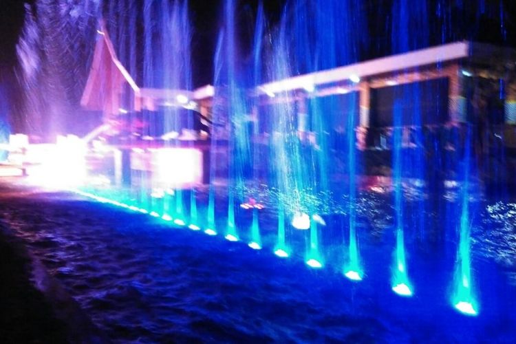  Air mancur menari yang baru di Taman Pesanggrahan Padjadjaran Komplek Alun-alun Kabupaten Purwakarta dilihat saat malam hari. Bupati Purwakarta Dedi Mulyadi meresmikan air mancur itu pada Sabtu (12/8/2017) malam.