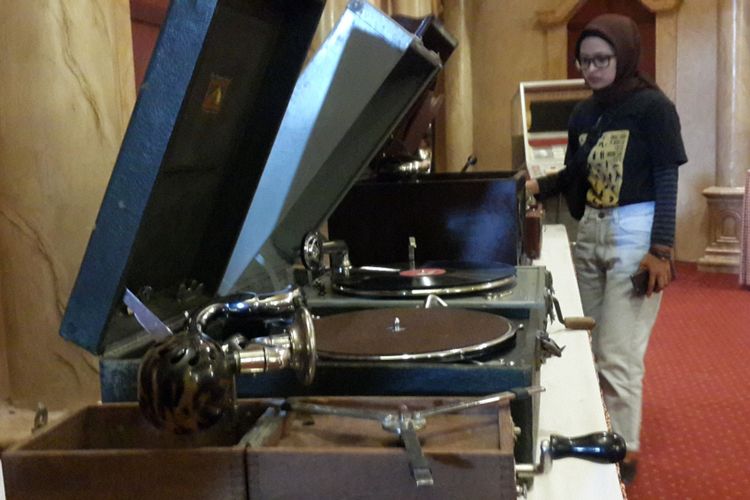 Sejumlah koleksi alat musik yang ada di Galeri Musik Dunia, Jatim Park 3, Kota Batu, Sabtu (16/12/2017)(KOMPAS.com / Andi Hartik)