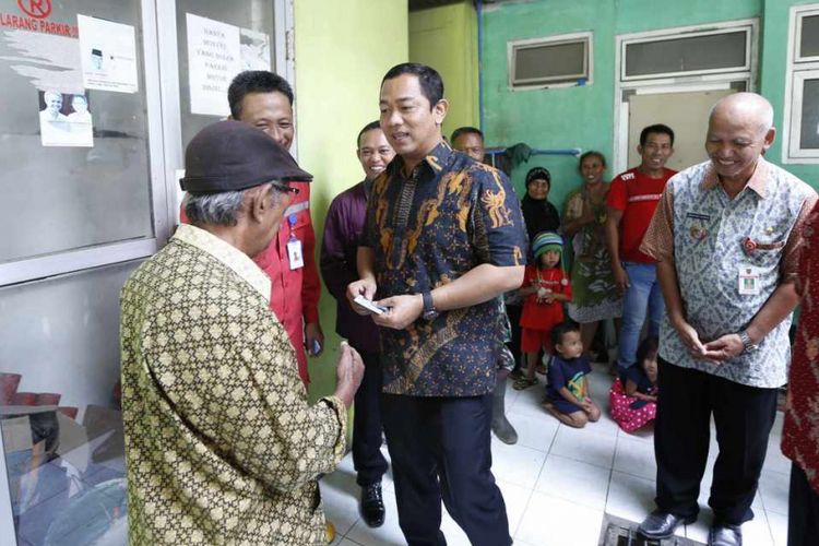 Wali Kota Semarang Hendrar Prihadi memastikan jika seluruh pembuatan e-KTP yang sempat tertunda pada 2016 dan 2017 akan segera tuntas di terima masyarakat pada awal tahun 2018 ini.