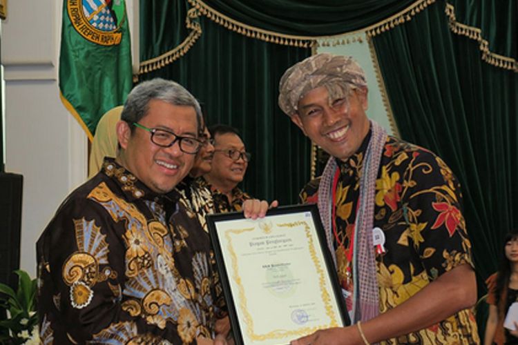  Gubernur Jawa Barat Ahmad Heryawan menyerahkan penghargaan kepada masyarakat Jawa Barat berprestasi pada peringatan Kemerdekaan RI ke-72. Penyerahan penghargaan dilangsungkan di Gedung Sate, Kota Bandung, Kamis 917/8/2017)